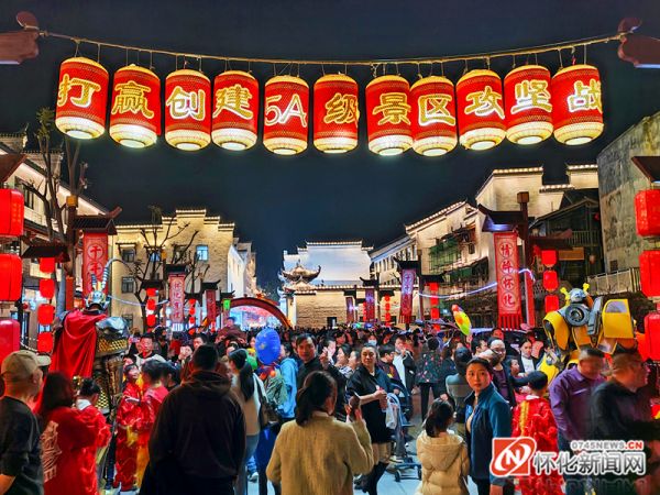 2023年沉浸式夜游演艺在烟雨洪江街区热闹上演