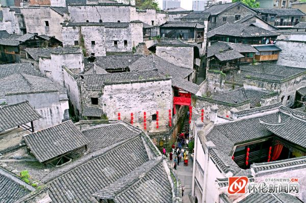 洪江古商城内斑驳的窨子屋