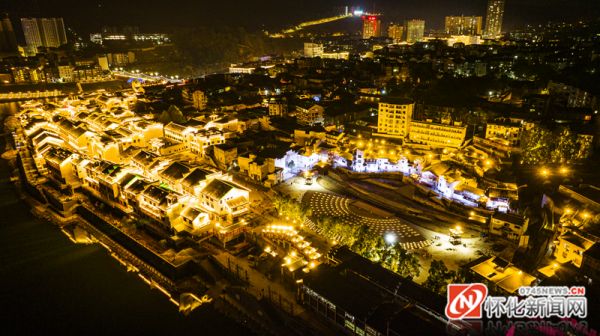 洪江古商城夜景与半个铜钱剧场