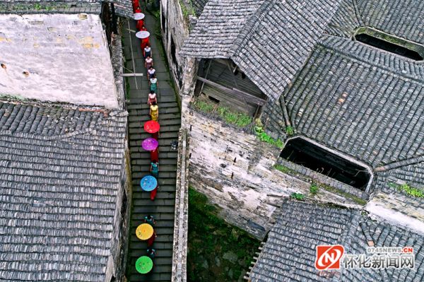 慕名而来的游客身着各色旗袍逛古城、品古韵。（以上照片均由怀化日报全媒体记者 潘雨 通讯员 郭承皓 摄）
