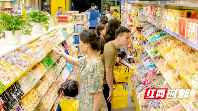 零食很忙官宣：张艺兴担任品牌代言人