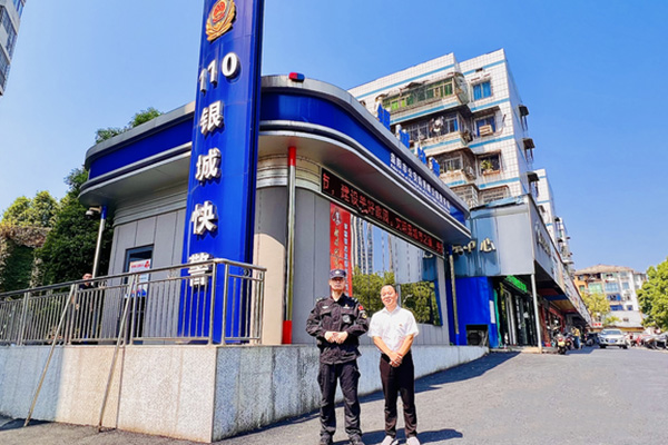 何旭寰：高桥越栏“我也怕” 伸手拽回轻生女
