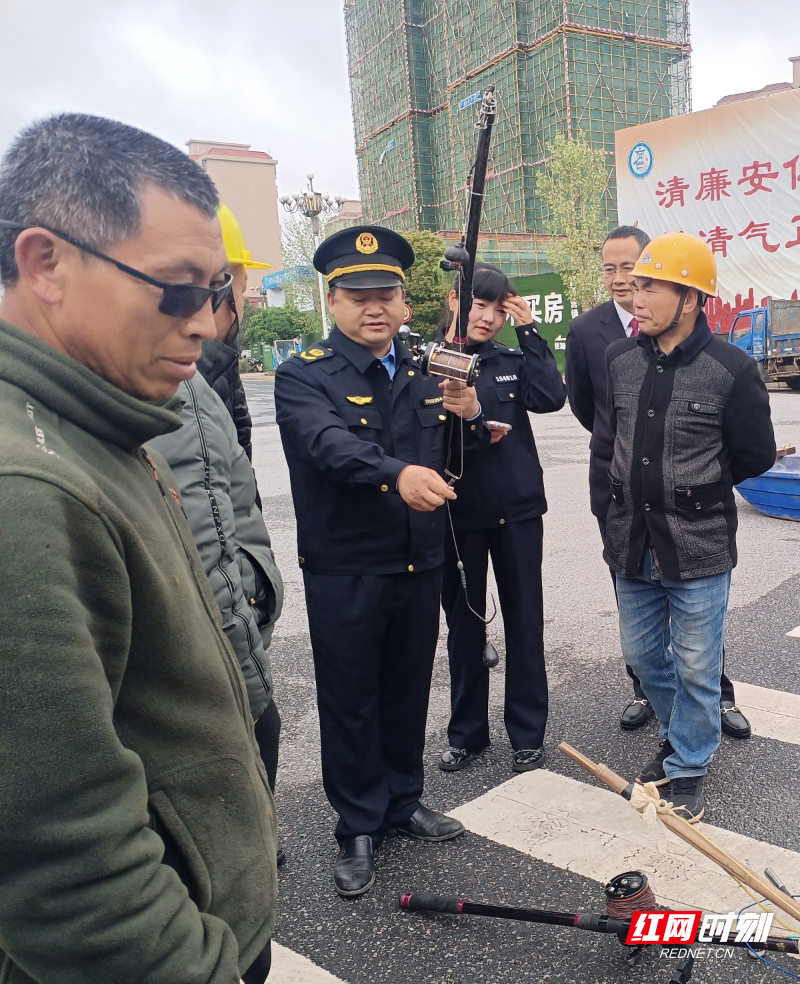 图为县农业农村局执法人员周文武现场展示锚钩等禁用钓具.jpg