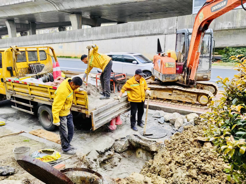 开福区赶早在天气晴好时完成清淤疏浚和堵点改造工程。