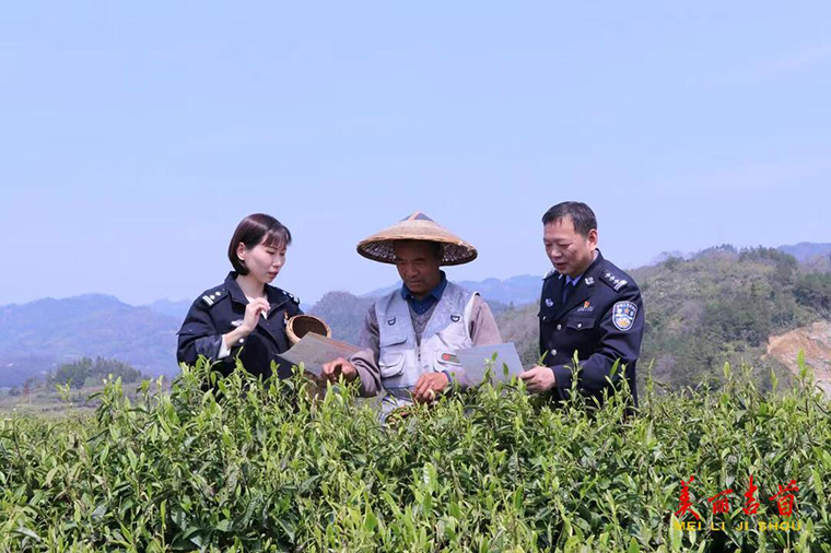 情暖春耕 心系“三农”  吉首公安走进田间地头话平安1.jpg