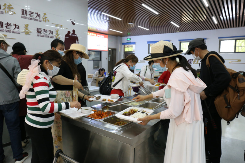 不少上班族也来到老年食堂就餐。