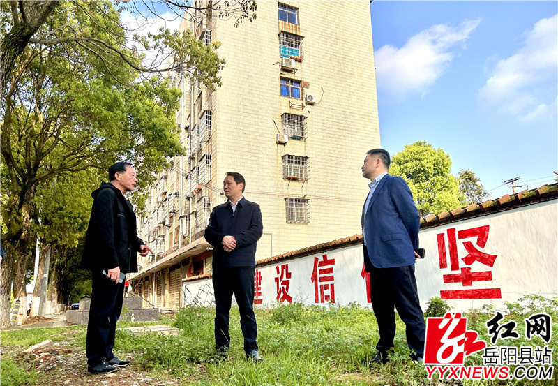 吴光文实地查看富荣路人居环境整治情况1.jpg