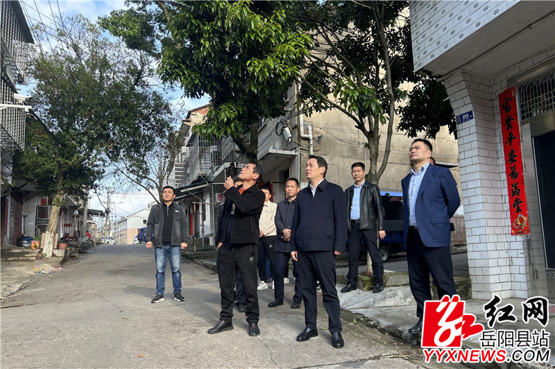 吴光文深入枫桥社区二致富街督导文明创建工作和.jpg