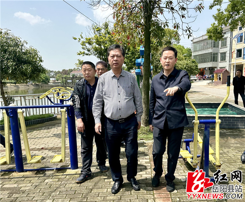 察看荣家湾镇胡铭屋小微水体整治示范点.jpg
