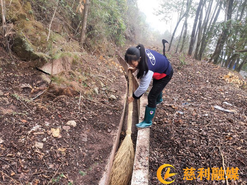 2月11日,邓贵香夫妇自发清理地灾隐患点杂物 - 副本.jpg 2月11日,邓贵香夫妇自发清理地灾隐患点杂物 - 副本.jpg