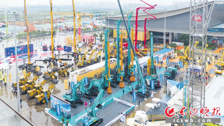 　　2021年5月19日，2021第二届长沙国际工程机械展览会在长沙国际会展中心开幕，吸引了全球众多工程机械企业参加。                                                  长沙晚报全媒体记者 邹麟 摄（资料图片）