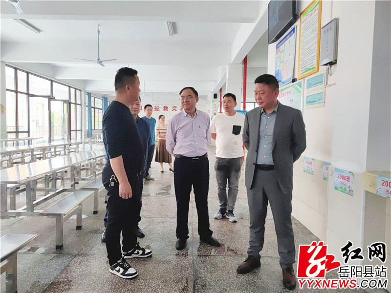 询问学校包保工作情况.jpg