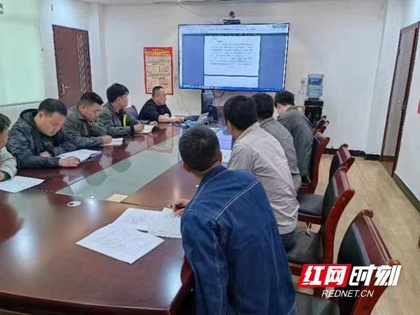 安全活动现场，供电员工正在讨论事故警示案例。.jpg