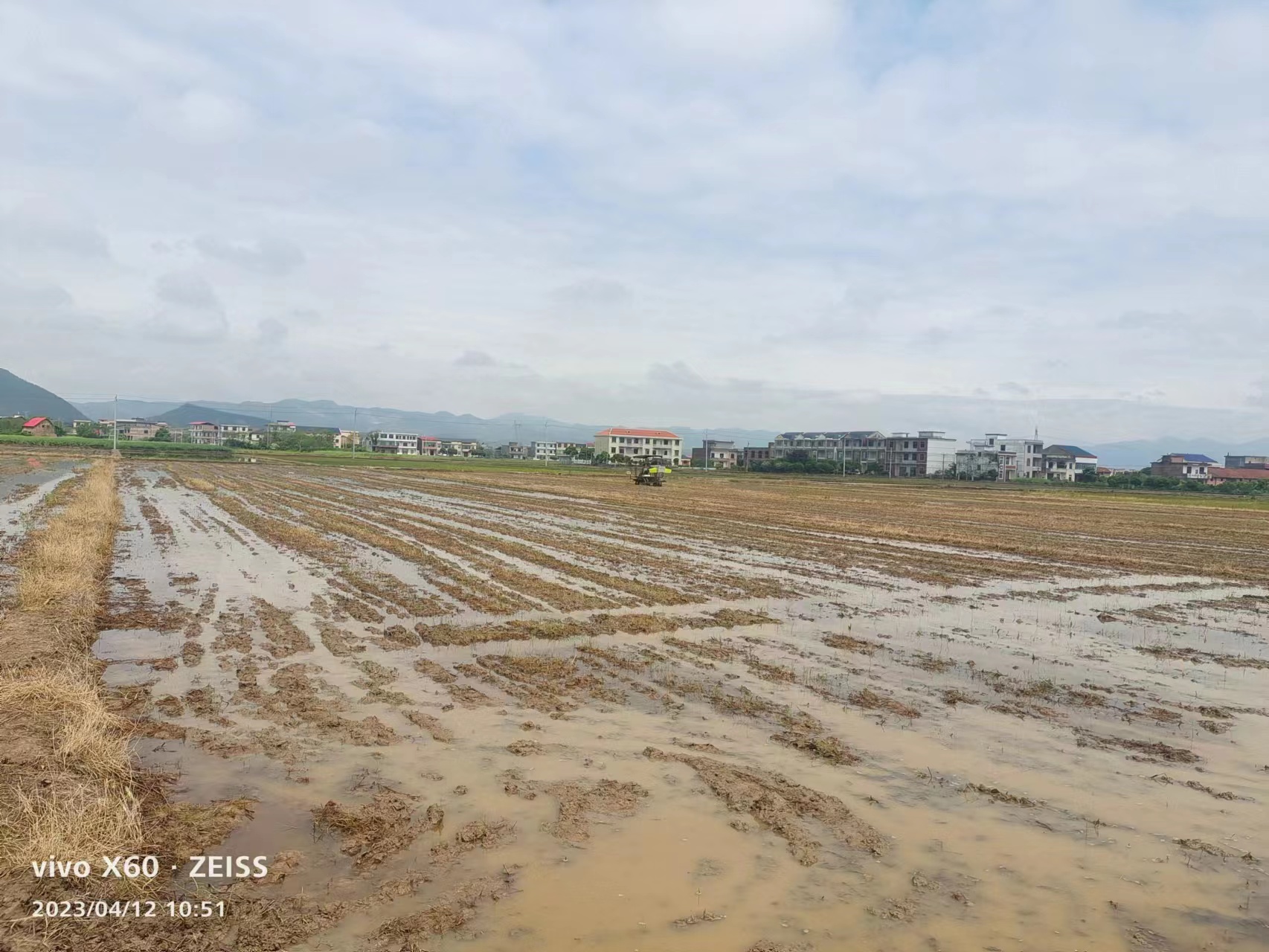 平背乡早稻田翻耕现场 (2).jpg