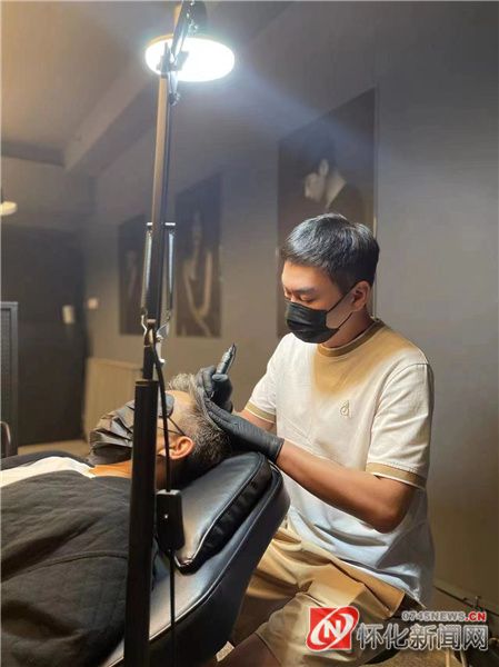 张济泳在工作中
