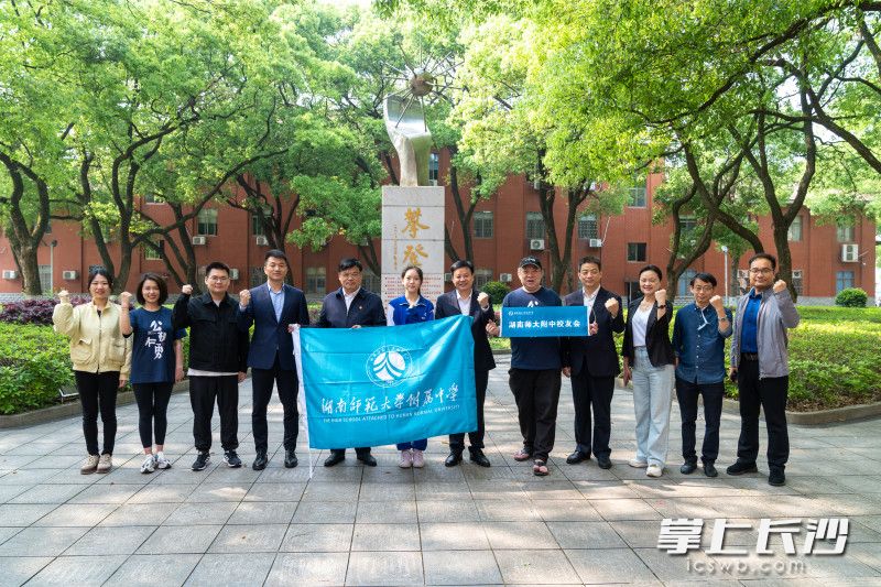 4月12日，徐卓媛在湖南师范大学附属中学攀登碑合影留念，带着校园的祝福前往珠峰圆梦。