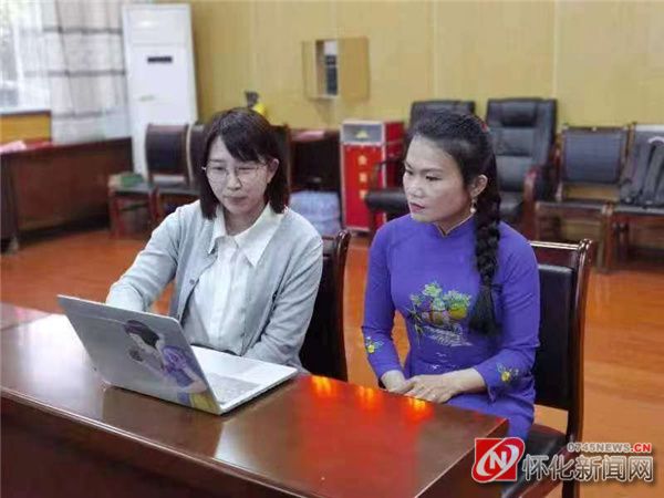 何翠玉与怀化市商务局工作人员交流越南展馆设计