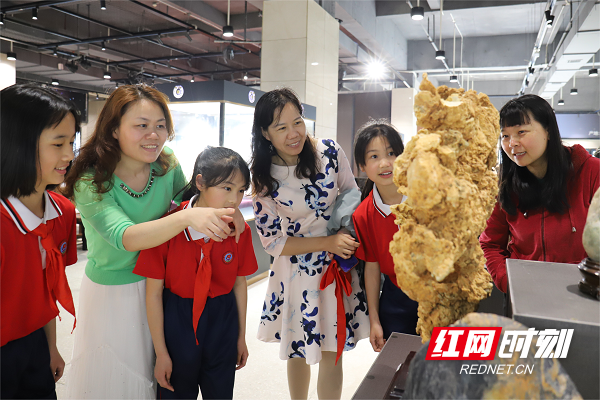 1启动仪式结束后，与会师生们参观了县宝玉石研学基地。.png