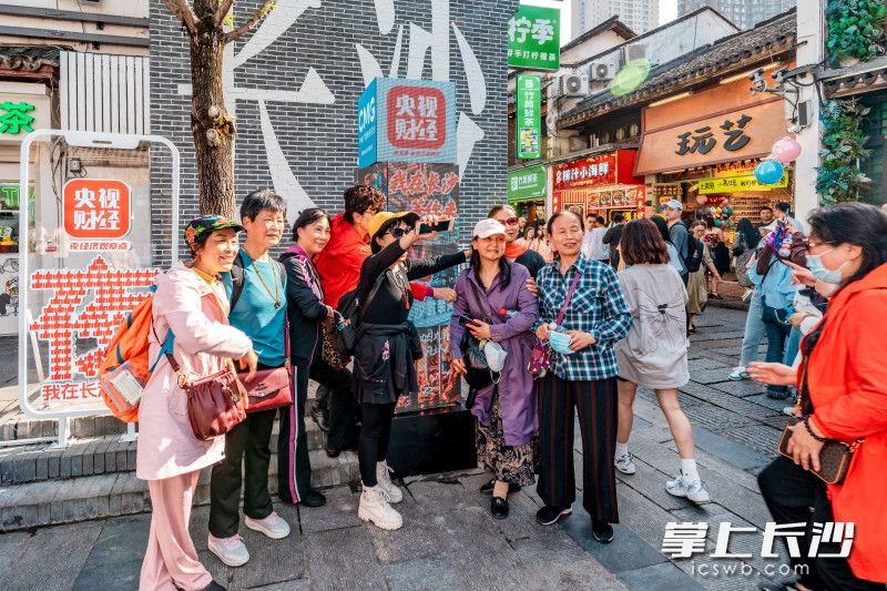 “夜经济观察点”牌成为游客打卡拍照新地标。 均为全媒体记者 陈飞 摄