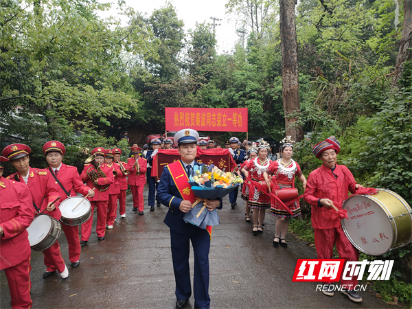 送喜报队伍。.jpg