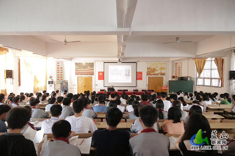 蓝山二中优秀校友雷啸回母校讲学1.jpg