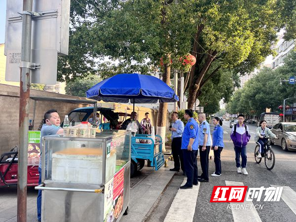 整治校园周边食品摊贩 保障学生食品安全（图）_副本.jpg