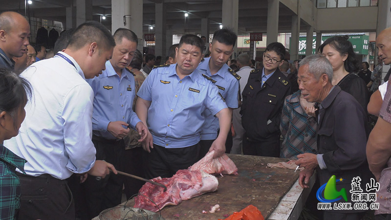 我县部门联合执法 依法查扣1100斤“白板肉”1.jpg 我县部门联合执法 依法查扣1100斤“白板肉”1.jpg