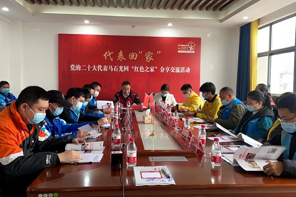 6.党的二十大代表马石光在“红色之家”为快递外卖小哥宣讲.jpg