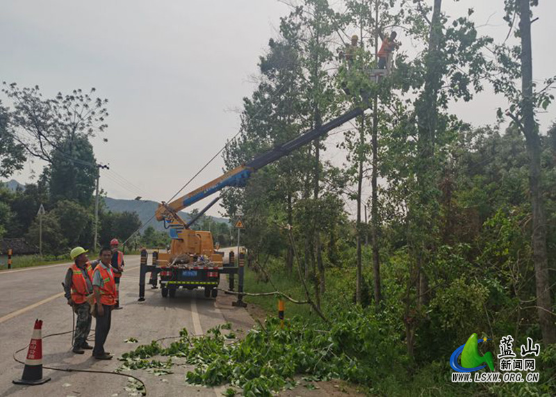 蓝山:公路建养正忙时.jpg 蓝山:公路建养正忙时.jpg