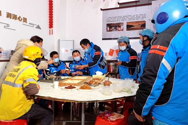 红色之家组织小哥开展包饺子活动.jpg