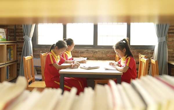 ▲ 2022年9月5日，拼多多“为你读书”公益捐赠行动走进湖南祁东启航学校。（李禹达丨摄）.jpg