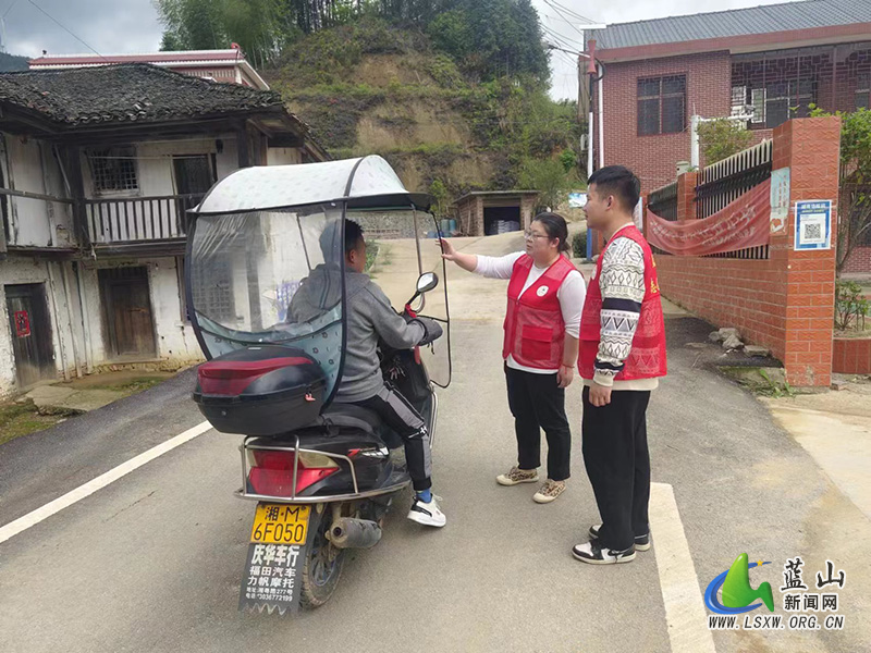湘江源瑶族乡开展摩托车非法安装雨棚专项整治行动.jpg