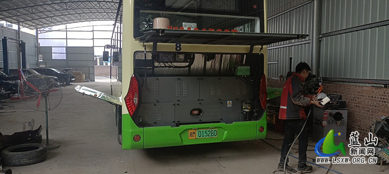 蓝山公交:开展维护检修 保障车辆安全1.jpg 蓝山公交:开展维护检修 保障车辆安全1.jpg
