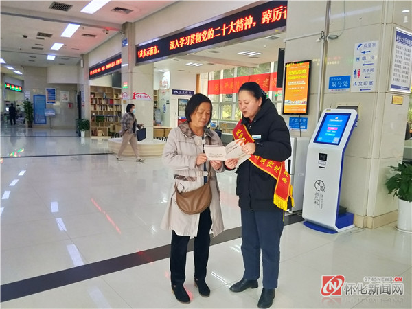 市政务中心提高服务质量，打通为民服务最后一公里。
