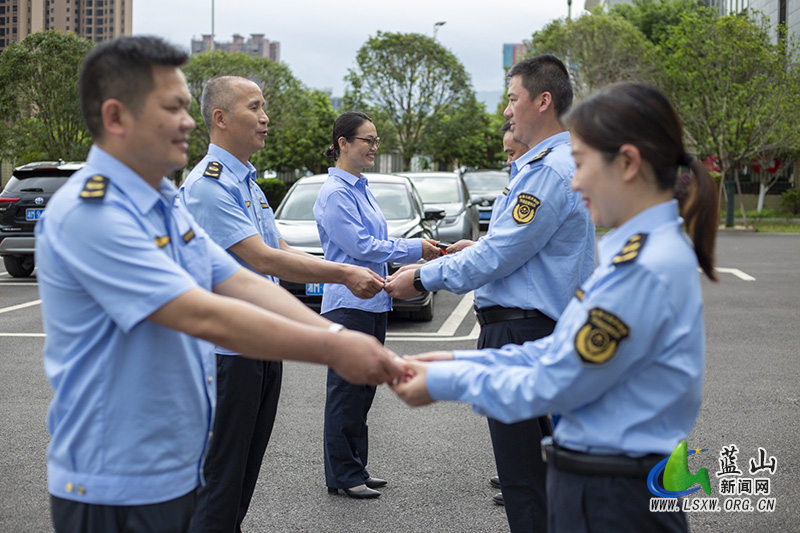 蓝山县市场监督管理局举行执法车辆交车仪式2.jpg