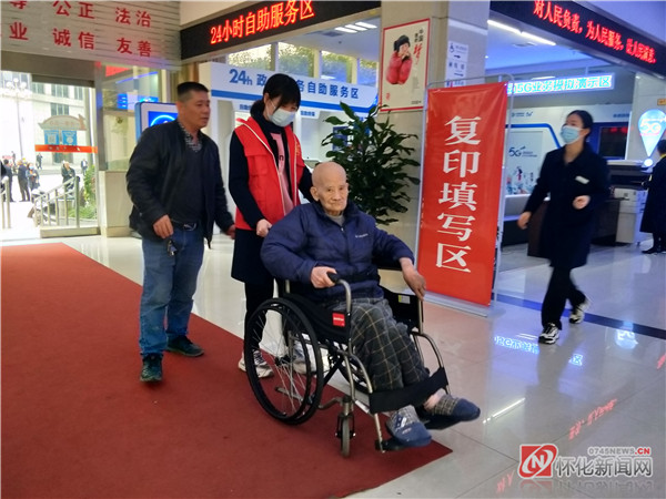 市政务中心提高服务质量，打通为民服务最后一公里。3