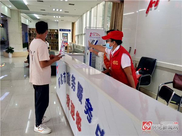 市政务中心提高服务质量，打通为民服务最后一公里。1