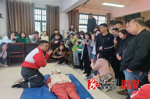 图片2现场培训心肺复苏.png
