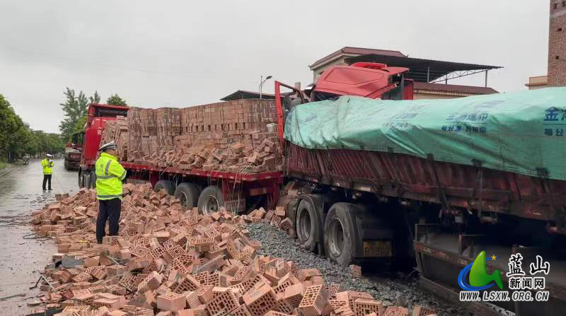 我县两半挂车追尾一人被困 消防立即赶赴破拆救援2.jpg 我县两半挂车追尾一人被困 消防立即赶赴破拆救援2.jpg