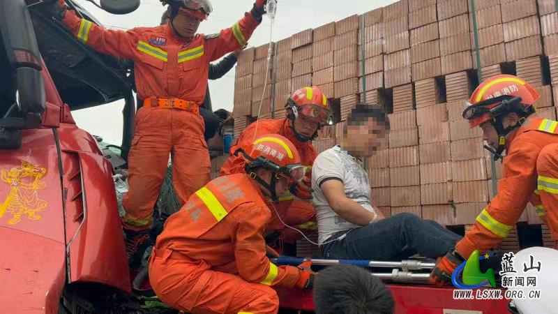 我县两半挂车追尾一人被困 消防立即赶赴破拆救援1.jpg 我县两半挂车追尾一人被困 消防立即赶赴破拆救援1.jpg