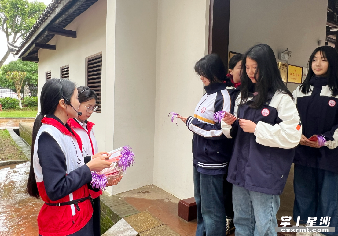 讲解员为学生们发放书签。徐特立故居纪念馆供图