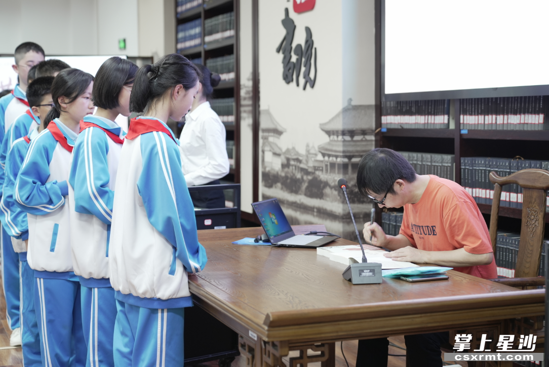 现场签赠仪式。嵇田利 摄 现场签赠仪式。嵇田利 摄