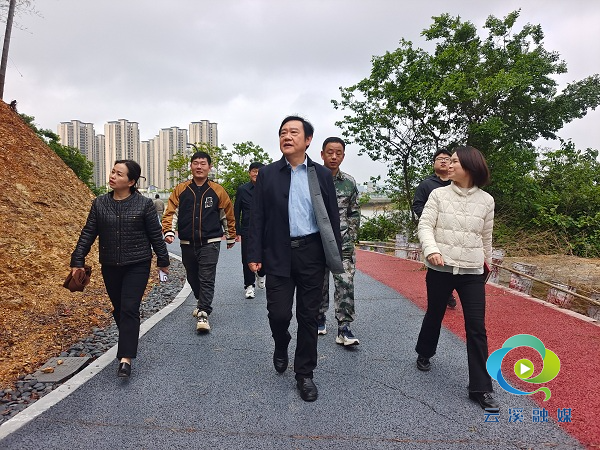 周拥军沿白杨湖开展巡湖工作__云溪新闻网