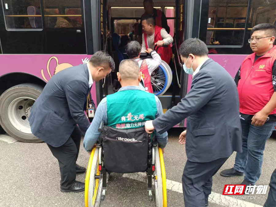 驾驶员帮助行动不便的客人上下车.jpg