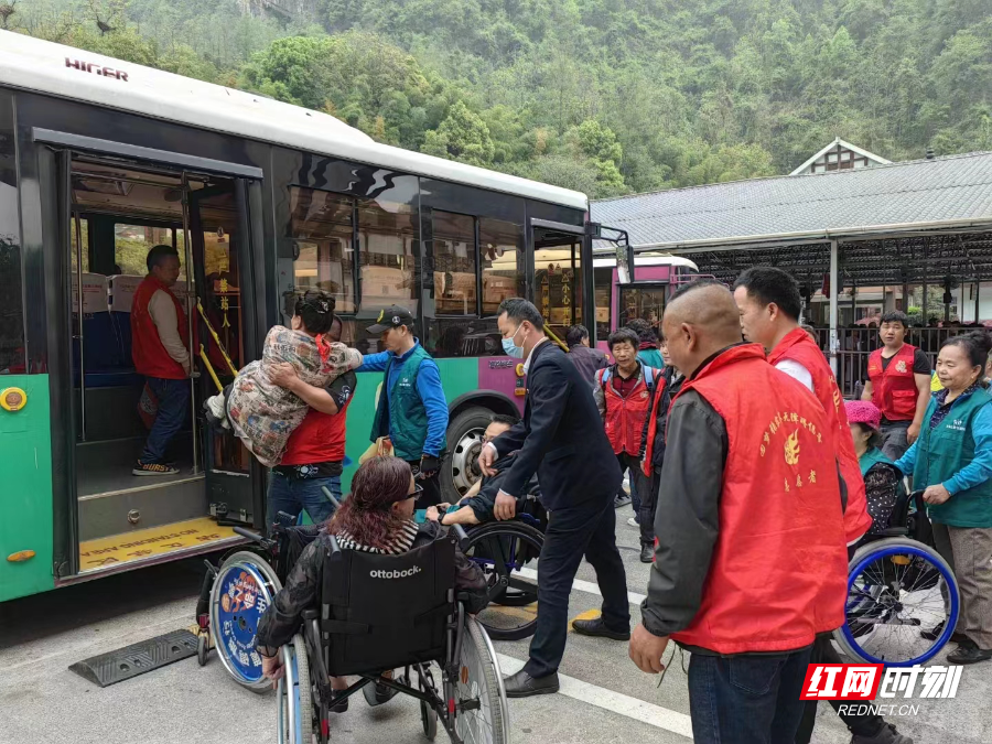 标志门停车场为残疾人提供绿色特殊通道.jpg