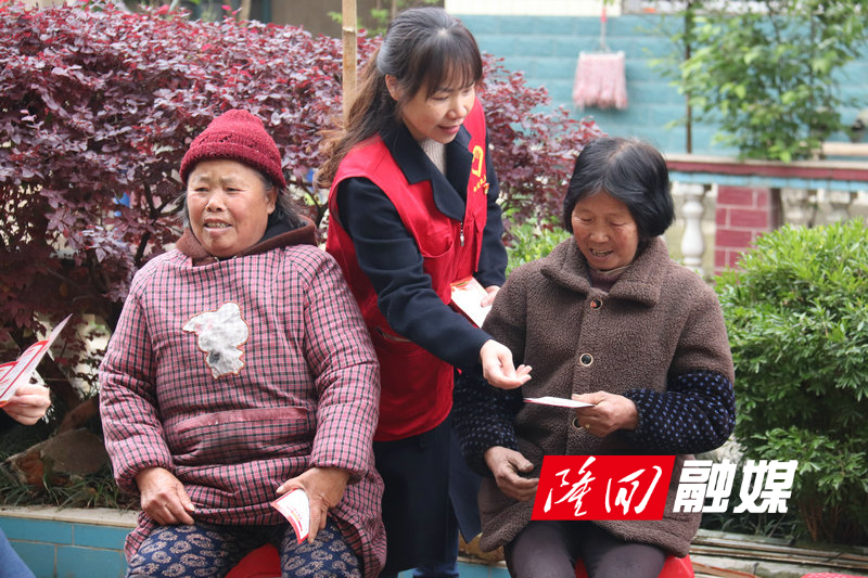 宣讲员向群众发放资料.jpg
