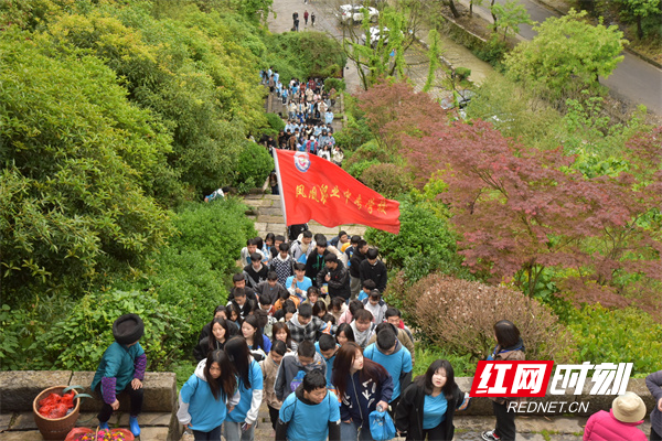 赛中，师生攀登长城。.jpg