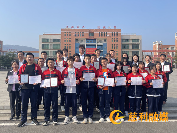 技能大赛获奖师生_副本.jpg