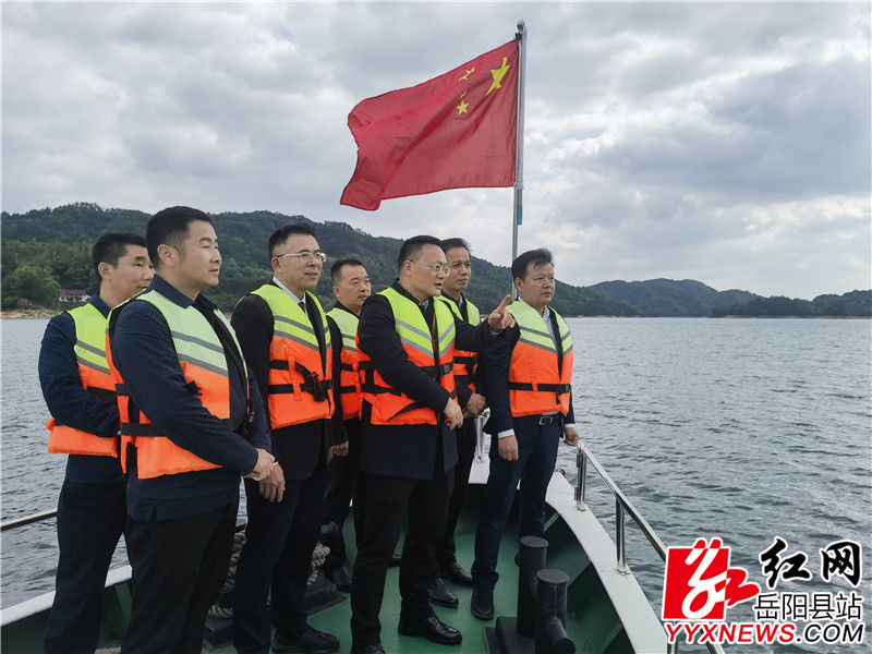 方克君乘船巡湖.jpg