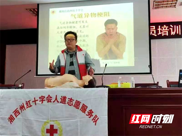 吴冠老师在讲解气道异物梗塞急救方法。.jpg